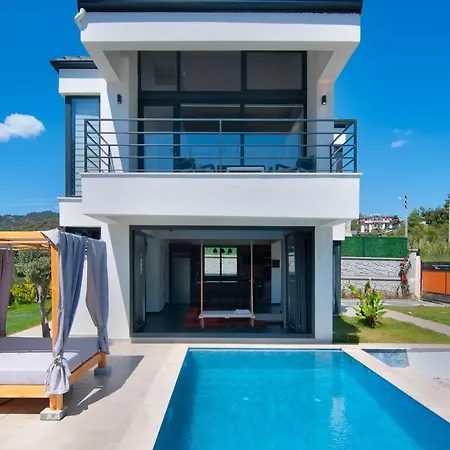 Villa Marvelous With Pool And Jacuzzi In