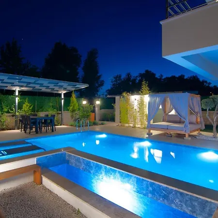 Marvelous With Pool And Jacuzzi In Villa Fethiye