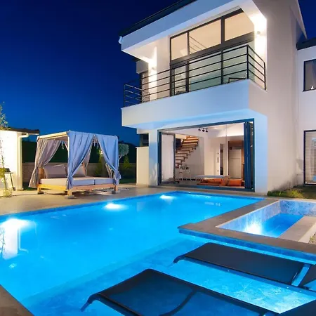 Villa Marvelous With Pool And Jacuzzi In *