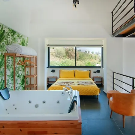 Villa Marvelous With Pool And Jacuzzi In